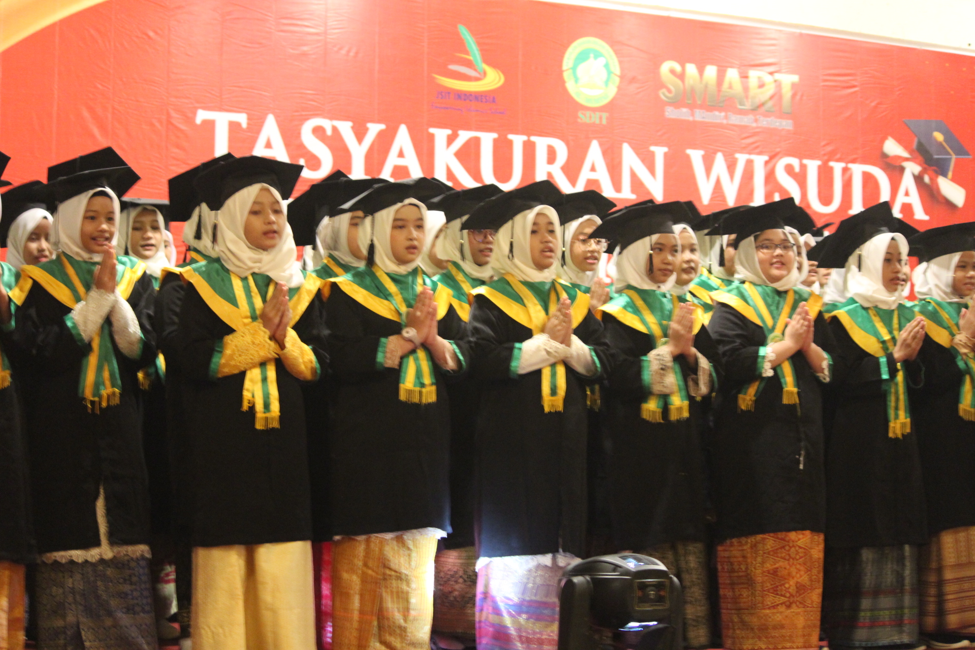 Tasyakuran Wisuda Ke- XIV, Lulusan SDIT Al-Mumtaz Miliki Karakter Cerdas dan Qur’ani
